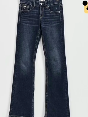 Chunky Low Flare Jeans – Gina Tricot Young, Storlek 170 - Chunky low flare jeans från Gina Tricot Young i storlek 170. Har använts några gånger, men är fortfarande i mycket gott skick — inga fläckar, hål eller slitage. Perfekta för en stilren och bekväm vardagslook.