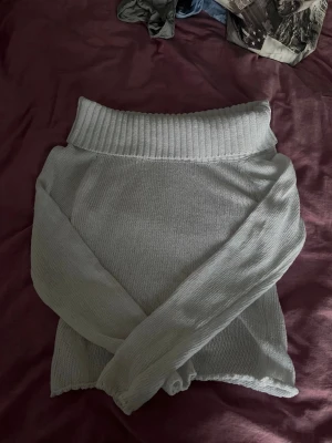 Vit stickad off shoulder tröja - Säljer en vit stickad off shoulder tröja från Subdued i storlek M men passar S