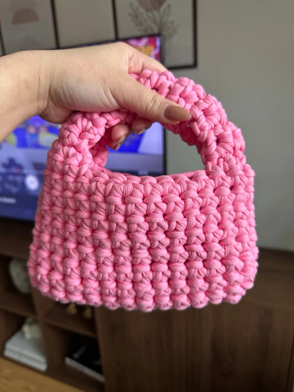 Handvirkad rosa handväska - 1