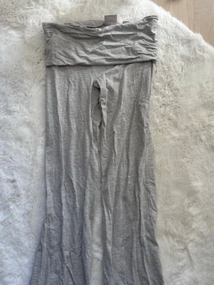 Grå yogapants från Gina Tricot - Säljer ett par ljusgrå yogapants från Gina Tricot med bred mudd i midjan och raka ben. Byxorna är tillverkade i mjukt och stretchigt material, perfekta för chill dagar hemma eller när du vill ha det bekvämt. Säljer för de tyvärr har blivit för små, men jättemysiga och använda ett fåtal gånger men inget som syns! 
