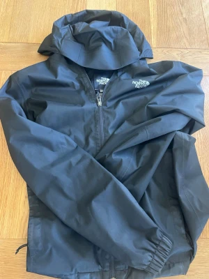 Svart vindjacka från The North Face - Skick 7/10, enda tydliga skavanken är vid vänstra armen (synlig på bild 2)