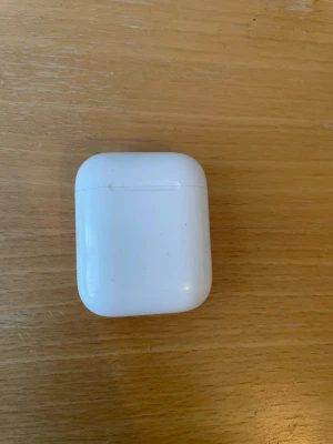 AirPods  - Säljer mina Apple AirPods (med laddningsfodral). Fungerar bra och laddar som de ska. Normalt slitage finns (se bilder). Säljes eftersom de inte används längre. Pris: 700 kr (kan diskuteras vid snabb affär).