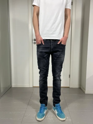 Dondup George Jeans   - Säljer nu dessa Dondup George Jeans med snygga slitningar och färgstänk i populär design, Strolek 34 men sitter som 32, skriv för fler bilder/frågor🙌🏼