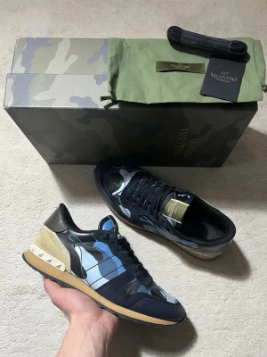 Valentino Rockrunner Skor - Rockrunners i en sjukt fet modell! Nyskick, inga defekter. Alla tillbehör medföljer. Storlek 41. Kontakta mig för fler frågor och funderingar!