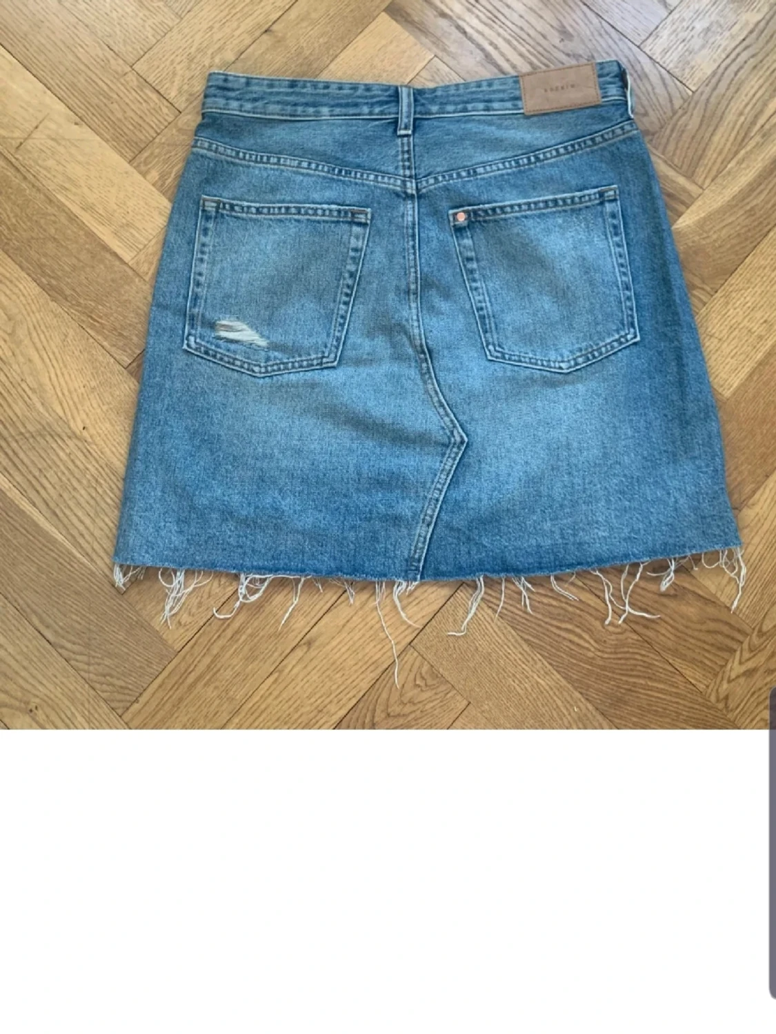 Blå jeanskjol med slitningar - 1