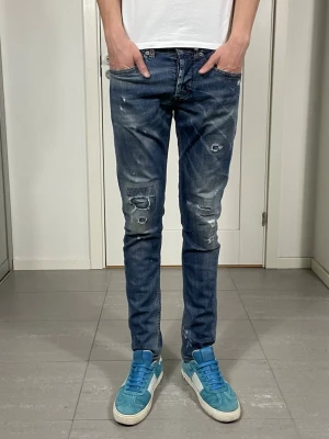 Dondup George Jeans  - Säljer nu dessa Dondup George Jeans med snygg tvätt och slitningar i populär design, skriv för fler bilder/frågor🙌🏼