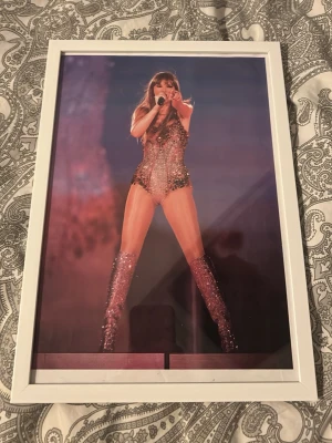Taylor Swift tavla - Säljer en Taylor Swift tavla med självutskrivna bilder, säljer eftersom att jag inte har någon stans att ha den och jag redan 2 andra