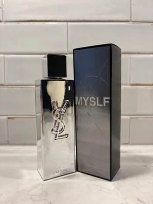 YSL MYSLF Absolu 100ml – NY/OANVÄND ✨ - ✨ Säljer MYSLF Absolu Yves Saint Laurent fragrance 100ml 📦 Helt ny & oanvänd (100% full)  🌿 Modern, clean och fräsch doft ☀️ Perfekt för sommar – funkar även året runt  💎 Original från Yves Saint Laurent  📦 Skickas smidigt 💬 Hör av dig vid frågor! 