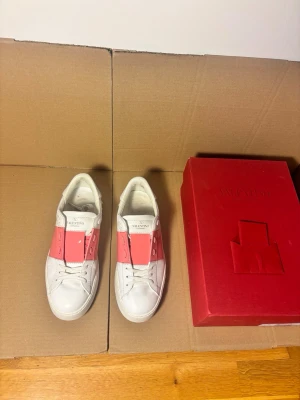 Valentino Open Sneaker Patent Pink 38 - Storlek 38, nypris ~7000kr, 100% äkta