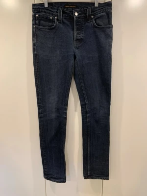 Mörkblå jeans från Nudie Jeans - Säljer dessa svarta nudie jeans i riktigt bra skick! Storleken är 32,34 hör av er vid fler frågor!