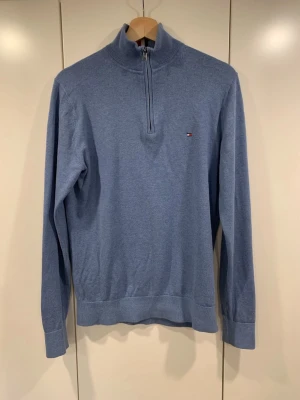 Blå half zip tröja från Tommy Hilfiger - Säljer denna snygga Tommy Hilfiger Zip up i storlek M. Mycket bra skick, tveka inte på att höra av er vid fler frågor!