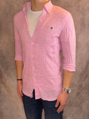 Rosa Morris Linneskjorta - Stl S - Riktig snygg Morris Linneskjorta i rosa med grönt märke, perfekt till sommaren som närmar sig! 🏖️🌊 | Mycket bra skick: 9/10, liten fläck på insidan se bild 4, syns ej utifrån 🙌 | Stl: S |  Modellen är 177cm och väger 75kg, sitter grymt | Hör av dig vid frågor // Galgen 🫡 