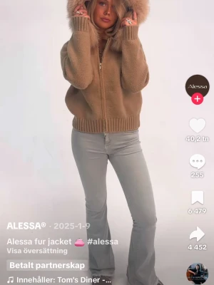 Svart jacka/cardigan från Alessa - Säljer en svart jätte fin alessa jacka som jag aldrig har andvänt. Skriv om ni har frågor eller vill ha egna bilder💞