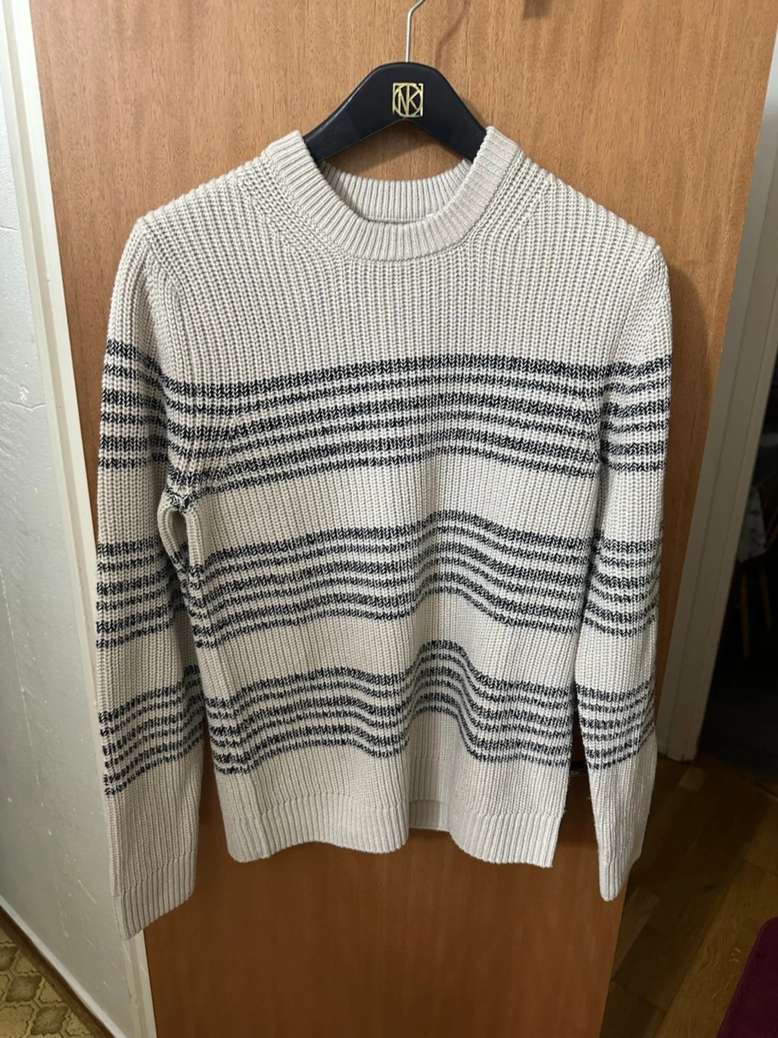 Beige stickad tröja med svarta ränder