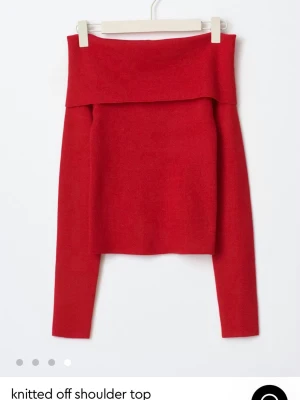 Gina tricot - Röd offshoulder topp - Röd offshoulder topp från Gina Tricot. Oanvänd men prislappen är avklippt. Storlek S (passar bra på mig som är 171cm). Nypris 379kr!