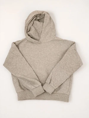 Grå basic hoodie från KappAhl - En enkel och stilren grå hoodie från KappAhl i mjukt sweatshirtmaterial. Hoodien har en klassisk huva, ribbade muddar vid ärmslut och nederkant samt en relaxed fit. Perfekt för chill dagar eller till skolan.