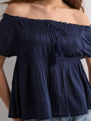 Mörkblå offshoulder topp med knyt - Trendig mörkblå offshoulder topp med korta ärmar och smockdetaljer upptill. Helt ny utan prislapp! Skriv för egna bilder!
