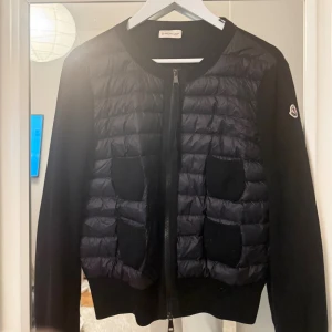 Svart cardiganjacka från Moncler - Moncler cardigan i svart – nyskick ✨  Säljer en äkta Moncler cardigan/jacka i storlek S.  Använd endast 2 gånger, så i princip i nyskick. Nypris ca 10 000 kr.  Perfekt som lätt jacka eller lager-på-lager – väldigt stilren och passar till allt.  ✔️ Äkta (QR/NFC-tag finns, se bilder) ✔️ Inga slitningar eller skador ✔️ Förvarad varsamt  Säljes då den inte kommer till använd.  📦 Snabb frakt 💬 Öppen för seriösa bud  Hör av dig vid frågor