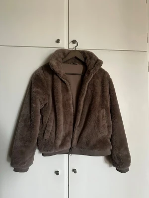 Gosig mjuk fuskpäls kappa  - 170yo. Skulle säga att storlek är S. Super gosig och mjuk. Knappt använt! Priset kan diskuteras 