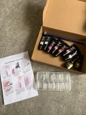 DIY nagelkit  - Säljer ett kit med diy gelnaglar i olika storlekar och flera färger. Testat på en hand så knappt använd! Ingår ej UV-lampa, 