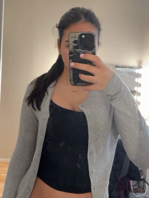 kofta med knappar  - har använts. säljar pågrund av att jag ej använder den längre.