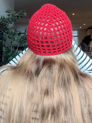 Röd Mesh Mössa Akrylgarn Y2K Indie - En röd mesh mössa, materialet är akrylgarn