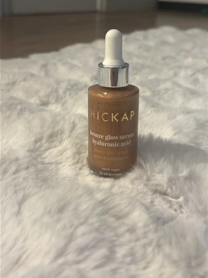 Hickap Bronze Glow Serum Bronzer - Bronze glow serum från Hickap med hyaluronsyra. Ger en solkysst glow och jämnar ut hudtonen. Kommer i en glasflaska med pipett och har en varm, bronzig färg. Passar alla hudtyper och är vegansk. Testad en gång