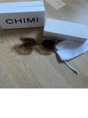 Chimi solglasögon 04 - Beiga solglasögon från chimi i modellen 04