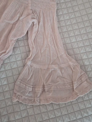 Topp med utsvängda ärmar - Offshoulder med utsvängda ärmar! Lite skrynklig av att ha legat oanvänd, annars utmärkt skick! Storlek 146/152💘