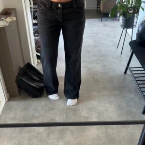 Svarta raka jeans  - Säljer ett par svarta jeans med rak ”baggy” passform och låg midja. Storlek 42 men jag brukar oftast ha 40 eller i byxor. Aldrig använda💕