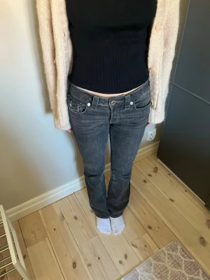 Grå bootcut jeans från True Religion - Intressekoll på dessa gråasvarta bootcut jeans från True Religion. 