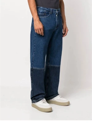 ”Archive” jeans från Axel Arigato - Unika blå jeans från Axel Arigato med patchwork-design i två olika denimnyanser. Byxorna har rak och lös passform, klassiska fem fickor och kontrastsömmar. Perfekta för dig som vill sticka ut med en cool och trendig look. Nyskick! Använda enstaka gånger.