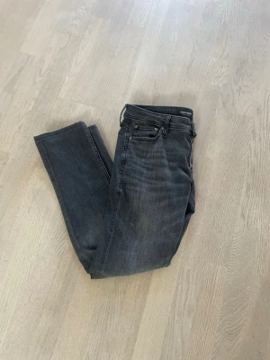 Jack and Jones Slim Glenn - Tjena! Jag säljer ett par fina Jack and Jones jeans i modellen Slim Glenn. |w30 l32, slim passform|. Hör gärna av dig vid fler frågor.