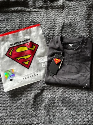 YoungLA Compression Shirt Superman - Helt ny, oprövad, compression-shirt från YoungLA. Ofta slutsåld på hemsidan, så passa på! Tänkt som present till bekant men som ej blir av. Skriv vid eventuella frågor ;) Storlek: M