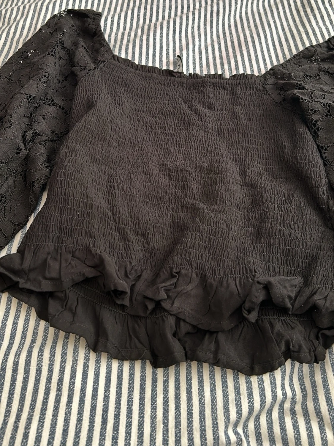 Svart croppad topp med spetsärmar - 3