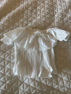 Vit offshoulder blus från Zara - Såljer denna vita offshoulder blusen från Zara då den aldrig har används. Pris går att diskutera💞