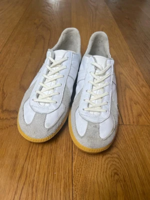 Bundeswehr gats  - Sjukt feta och trendiga gats från Bundeswehr i storlek 40,5. Skorna är i bra skick med en liten skavank (se sista bilden). Den är dock fixad så funktionen på skorna ör inte påverkad. Skriv vid eventuella funderingar😁