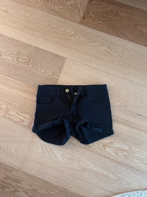Fina shorts  - Svarta shorts i storlek 146