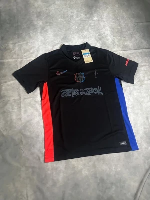Travis scott x fc barcelon - Svart Travis Scott x FC Barcelona tröja – strl M 🌵⚽️   Riktigt fet collab, stilren och i bra skick.    📦 Snabb frakt   💸 Pris kan diskuteras vid snabb affär