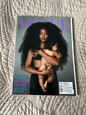 Vogue magasin maj 2022 - Säljer ett nummer av Vogue från maj 2022 med ett ikoniskt omslag och modebilder. Magasinet har ett färgstarkt och modernt utseende med exklusiva foton och reportage om mode, stil och kultur. Perfekt för dig som älskar mode och vill ha inspiration från de senaste trenderna.