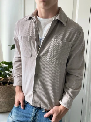 These glory days overshirt Manchester  - These glory days overshirt Manchester, Inga defekter! Modellen i bilderna är 180 cm 75 kg och bär Storlek S, Kom med frågor! 🌟 (Kan gå ned i pris vid köp av paket 😉) 