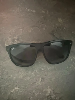 Svarta rayban glasögon  - Ett par solglasögon från rayban perfekt till sommaren 
