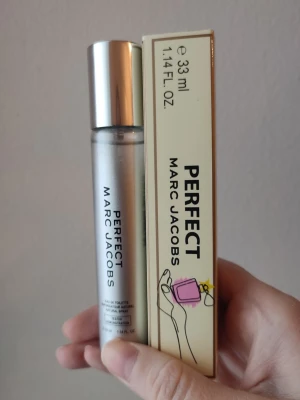 Marc Jacobs Perfect - Marc Jacobs Perfect Perfume. 33ml bottle. New! A great summer/spring fragrance. Felmärkt med edt på flaskan. Detta är en EDP.