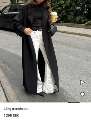 Svart lång trenchcoat NA-KD - Svart långt trenchcoat från nakd i storlek 36, säljer pågrund av att den ej kommer till användning💓