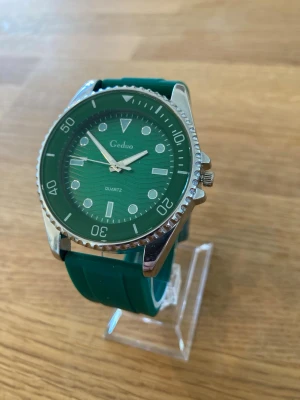 Geduo ”The Hulk” Diver 45mm Herrklocka - Geduo Quartz herrklocka med ett 45mm boett i rostfritt stål och en grön urtavla. Klockan har ett grönt silikonarmband och är vattentålig. Skick enligt bilder, inga repor och fungerande batteri!  Nypris: 500 SEK Mitt pris: 388 SEK  Skickas alltid snabbt och spårbart. Skriv vid frågor och se gärna mina andra annonser!   GRATIS: För återkommande kunder erbjuder jag personlig experthjälp för dig att göra nya fynd (nytt & begagnat). Fråga för mer info!
