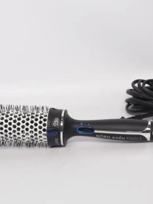 Björn Axén Tools varmluftsborste - En svart och silverfärgad varmluftsborste från Björn Axén Tools med rund borste och keramisk yta. Handtaget har blå detaljer och en lång sladd för enkel styling. Perfekt för att skapa volym och form på håret.