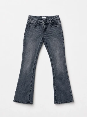 Grå bootcut jeans från Lindex - Snygga grå bootcut jeans från Lindex med klassisk femficksdesign och utsvängda ben. Jeansen har en tvättad look och är tillverkade i stretchig denim för extra komfort. Perfekta för dig som gillar en retroinspirerad stil.