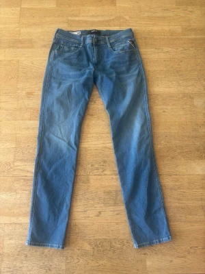Replay jeans  - Tjenare säljer ett par hela nya replay jeans använda runt en gång sitter väldigt skönt och passar nästan allt, hör av dig vid fler frågor!! Priset går att diskutera vid snabb affär