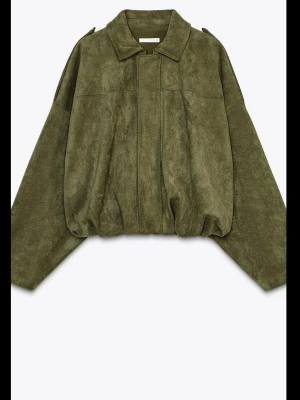 Olivgrön oversized mocka jacka  - Säljer en olivgrön mocka jacka med oversized passform. Skriv för fler frågor och bilder.