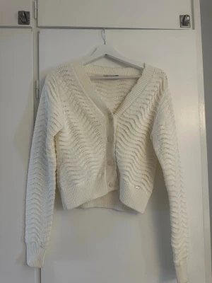 Vit stickad kofta - Snygg vit stickad kofta. Använd endast ett fåtal gånger. Från Holly & Whyte (Lindex)